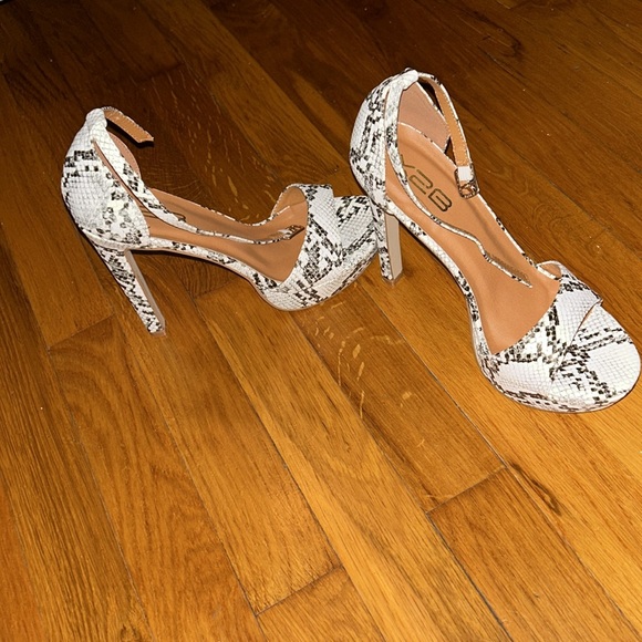 Beautiful high heels very girly - Picture 8 of 11